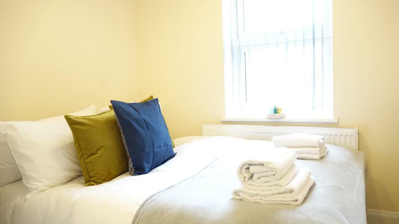 Heathrow Ensuite Rooms- Auto Check In Londres Exterior foto