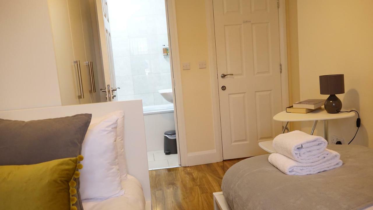 Heathrow Ensuite Rooms- Auto Check In Londres Exterior foto
