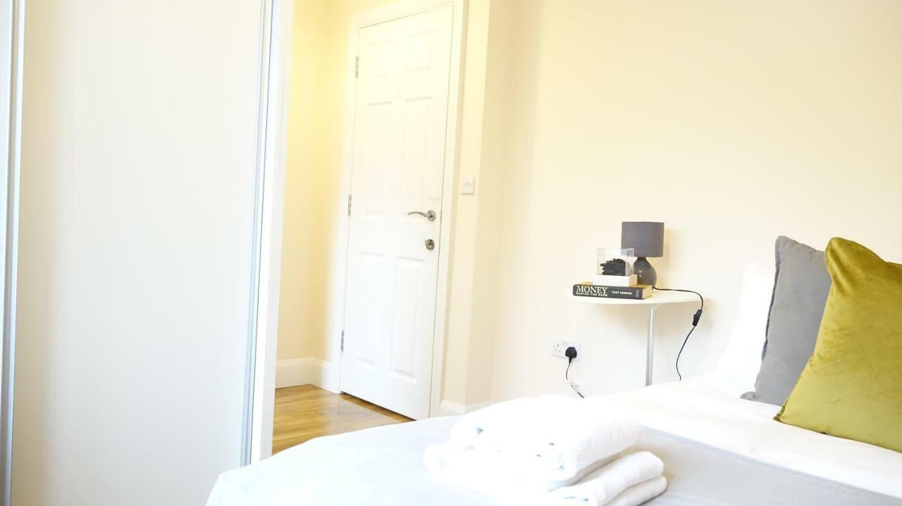 Heathrow Ensuite Rooms- Auto Check In Londres Exterior foto