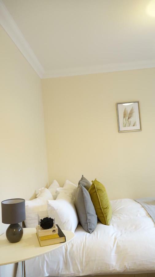 Heathrow Ensuite Rooms- Auto Check In Londres Exterior foto