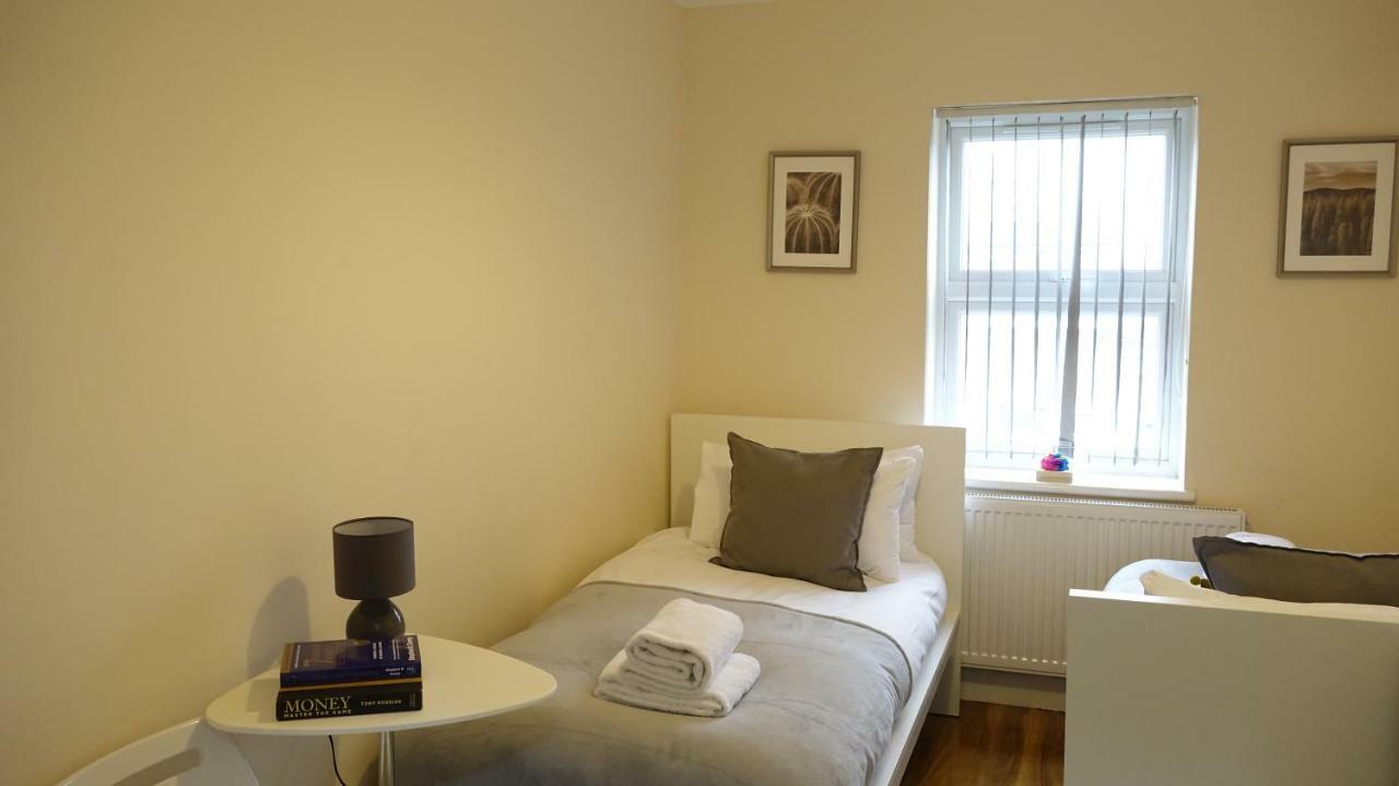 Heathrow Ensuite Rooms- Auto Check In Londres Exterior foto